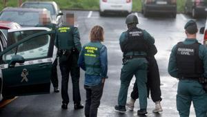 Agentes de la Policía Judicial y la Guardia Civil durante la detención en Xoán Vicente Viqueira.