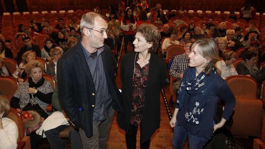 David Noguera, Ángeles Caso y Aurora Revuelta, antes del inicio del acto celebrado en el teatro Filarmónica.