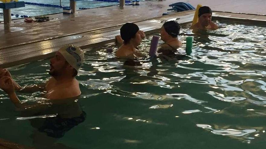 Usuarios en un curso de la piscina municipal de Cangas. // Santos Álvarez