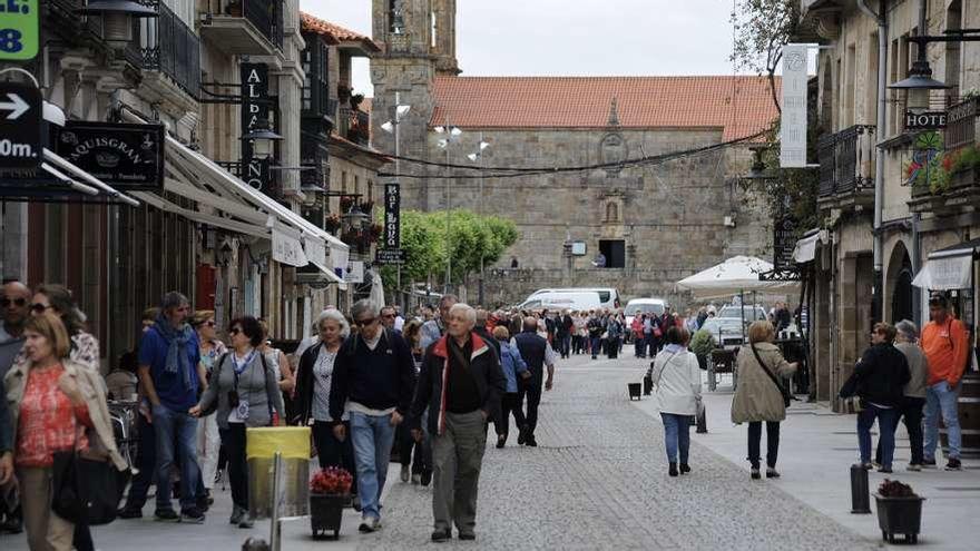 Turistas en la Rúa Real, con la plaza de Fefiñáns al fondo. // Iñaki Abella