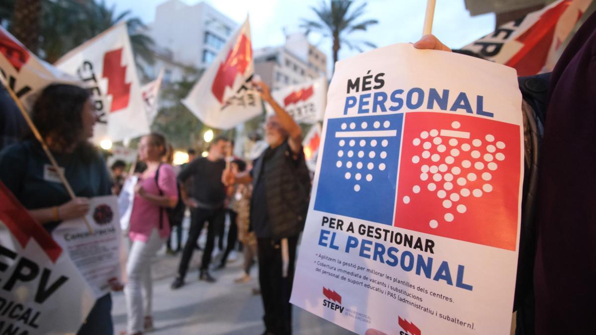 Sindicatos y trabajadores docentes en una protesta anterior en Alicante