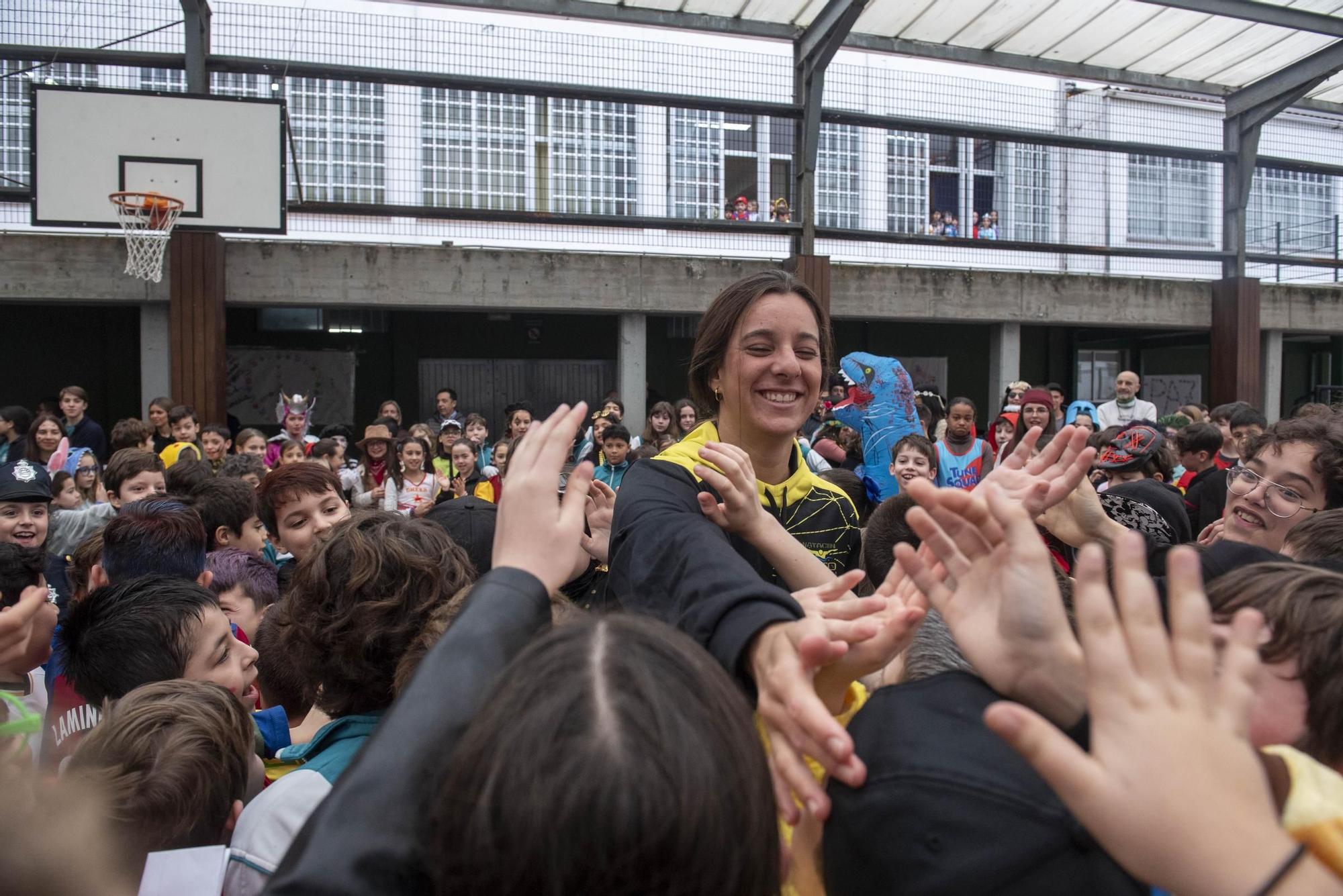 Alumnos del colegio Liceo La Paz reciben a la nadadora María de Valdés, subcampeona del mundo