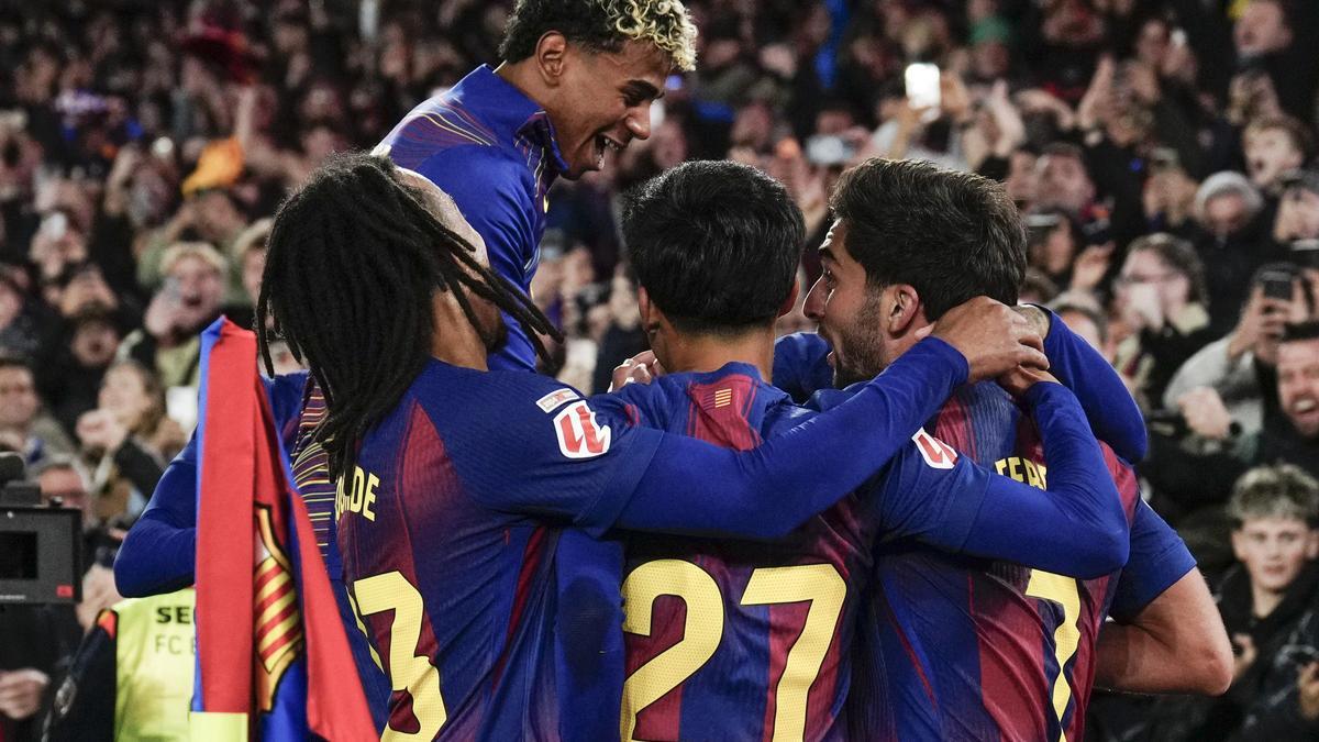 Els jugadors del Barça fan pinar després del tercer gol de Ferran