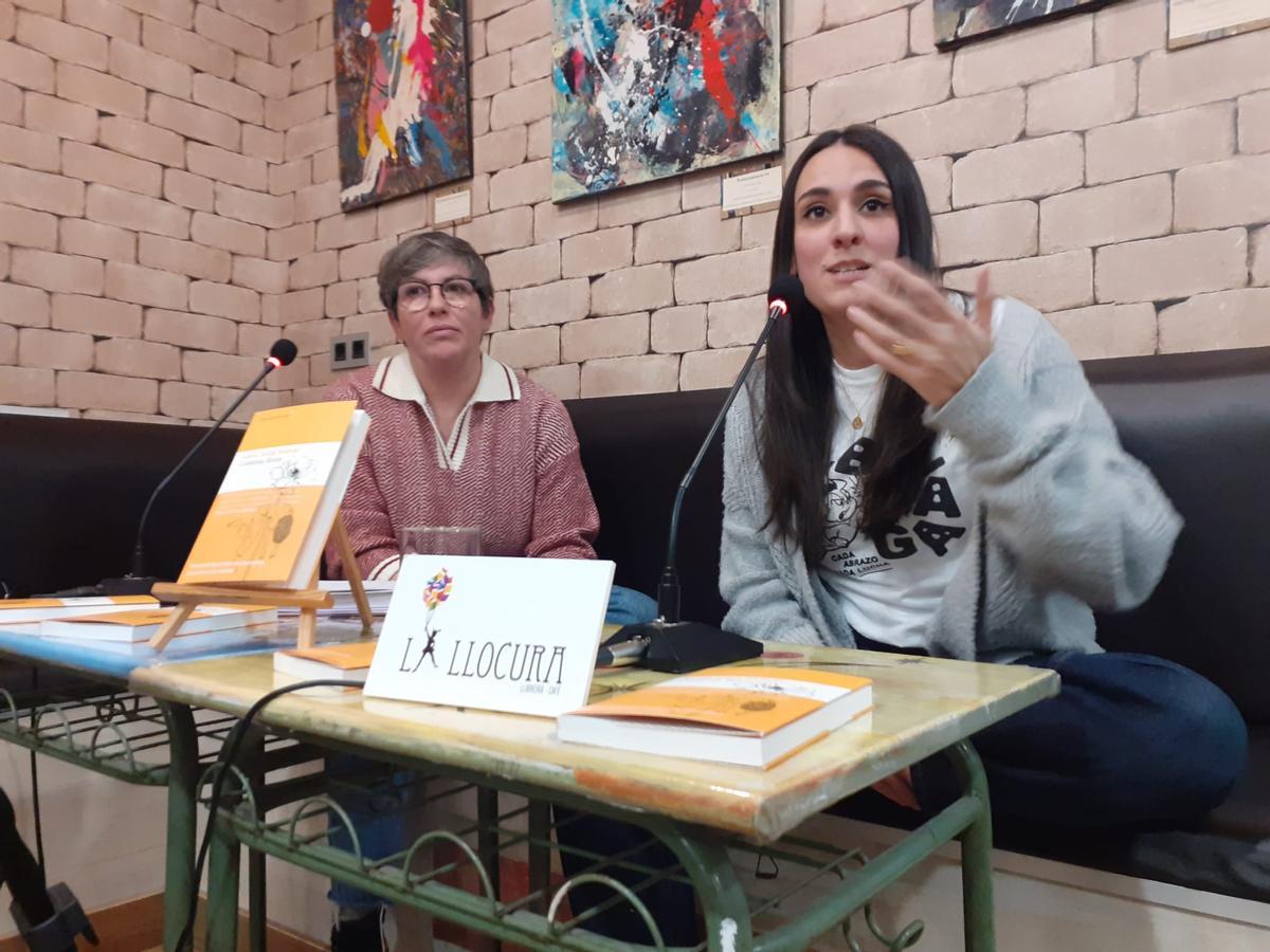 Lucía Solla Sobral, a la derecha, durante la presentación.