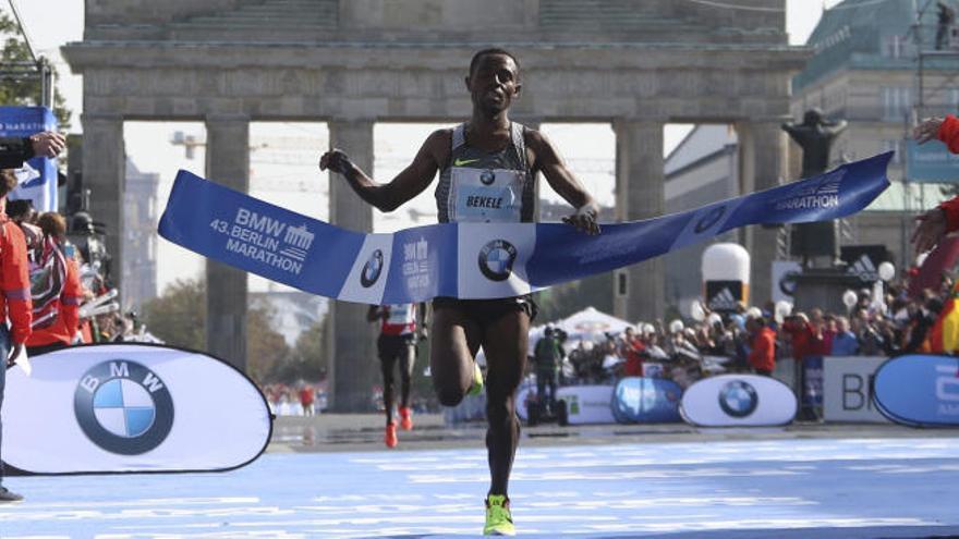 Kenenisa Bekele cruza la meta del maratón de Berlín a seis segundos del récord del mundo.