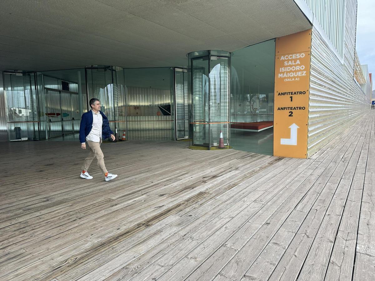 Jesús Giménez Gallo pasea por el Auditorio El Batel en Cartagena