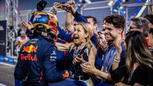 Pepe Martí, felicitado por su madre tras su triunfo al sprint el sábado en Bahrein