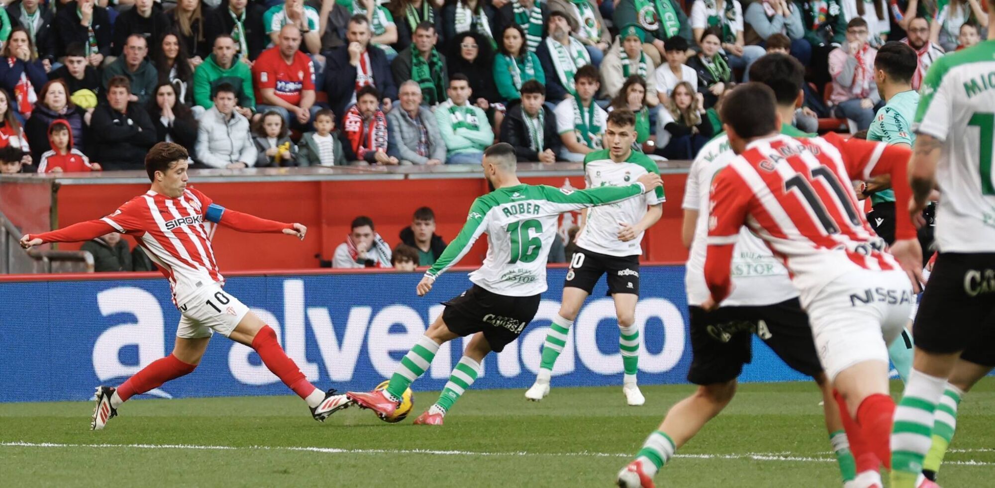 EN IMÁGENES: Ambientazo en el Sporting-Racing de Santander disputado en El Molinón