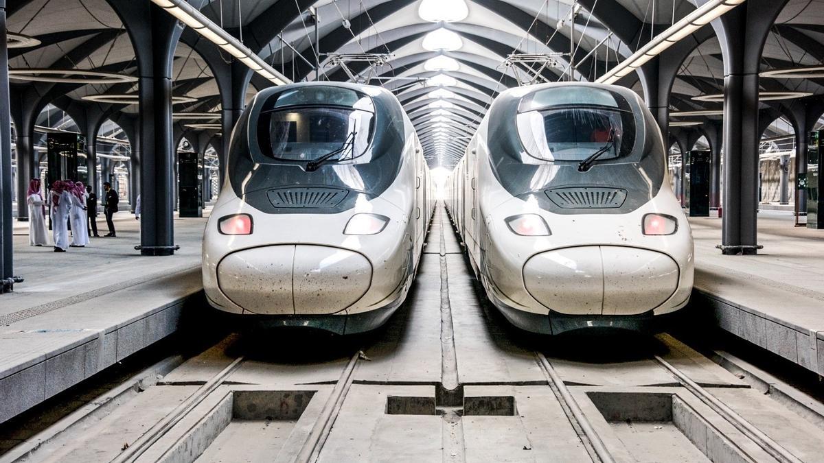 Trenes Haramain o &#039;AVE a la Meca&#039; en una estación de la línea.