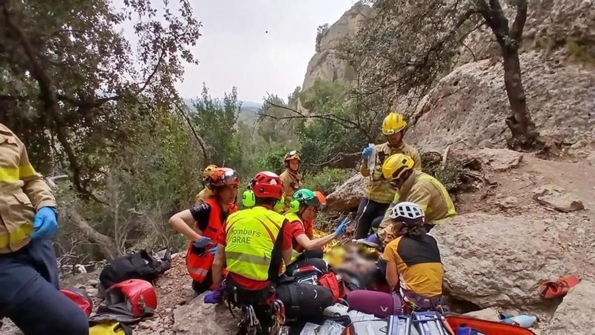 Atención a los heridos en una via de escalada de Montserrat