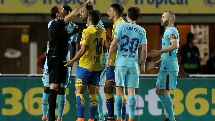 Los jugadores del Barcelona y Las Palmas protestan a Mateu Lahoz.