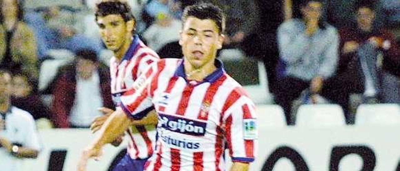 Javi Fuego, en un partido con el Sporting en 2002 en Albacete.