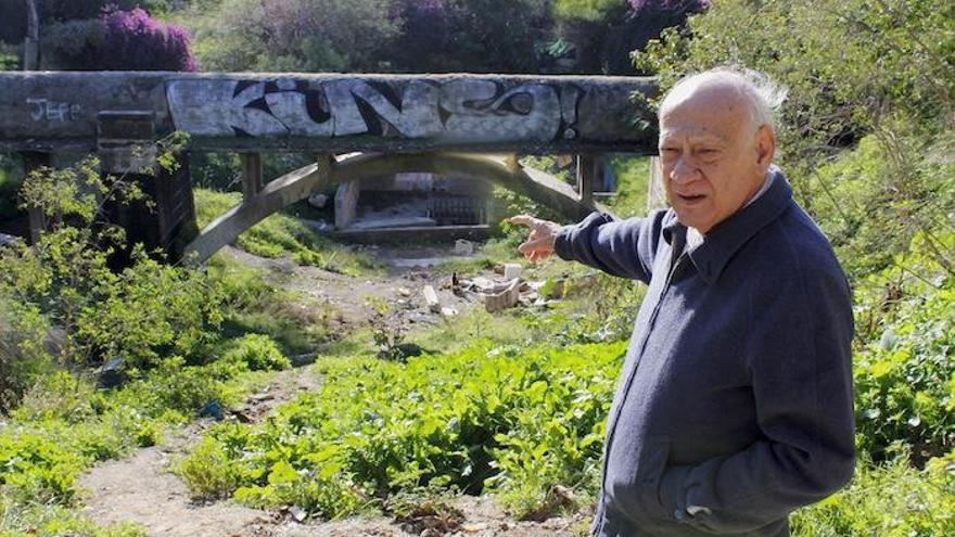 Joaquín González señala esta semana el colector del arroyo del Cuarto, en un entorno lleno de hierbas y matorrales.