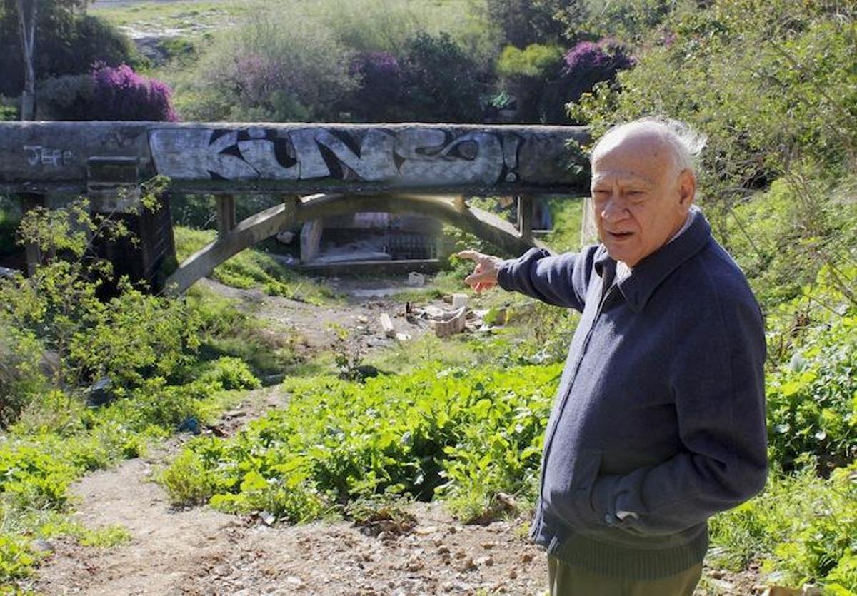 Joaquín González señala esta semana el colector del arroyo del Cuarto, en un entorno lleno de hierbas y matorrales.