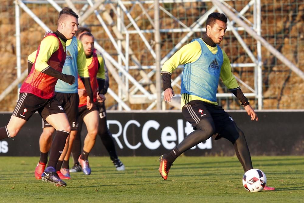 Eduardo Berizzo trabaja con el equipo a contrarreloj para preparar el encuentro de Copa ante el Valencia