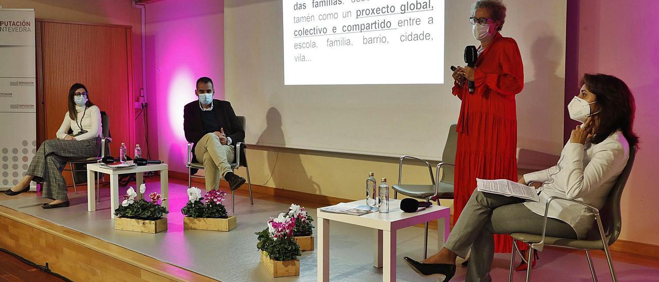 Victoria Alonso, Enrique Cabaleiro, Teresa Domínguez e María Jesús Guinde, onte no Club FARO celebrado en Tui. |   // RICARDO GROBAS