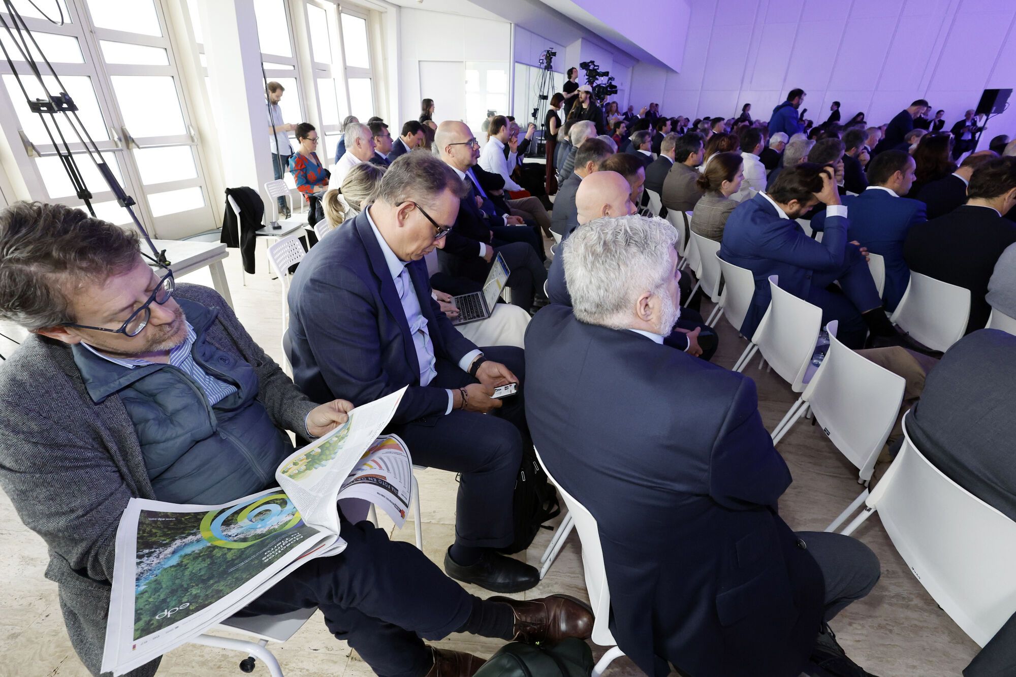 Público asistente al encuentro del Foro del Noroeste en Santiago de Compostela. 