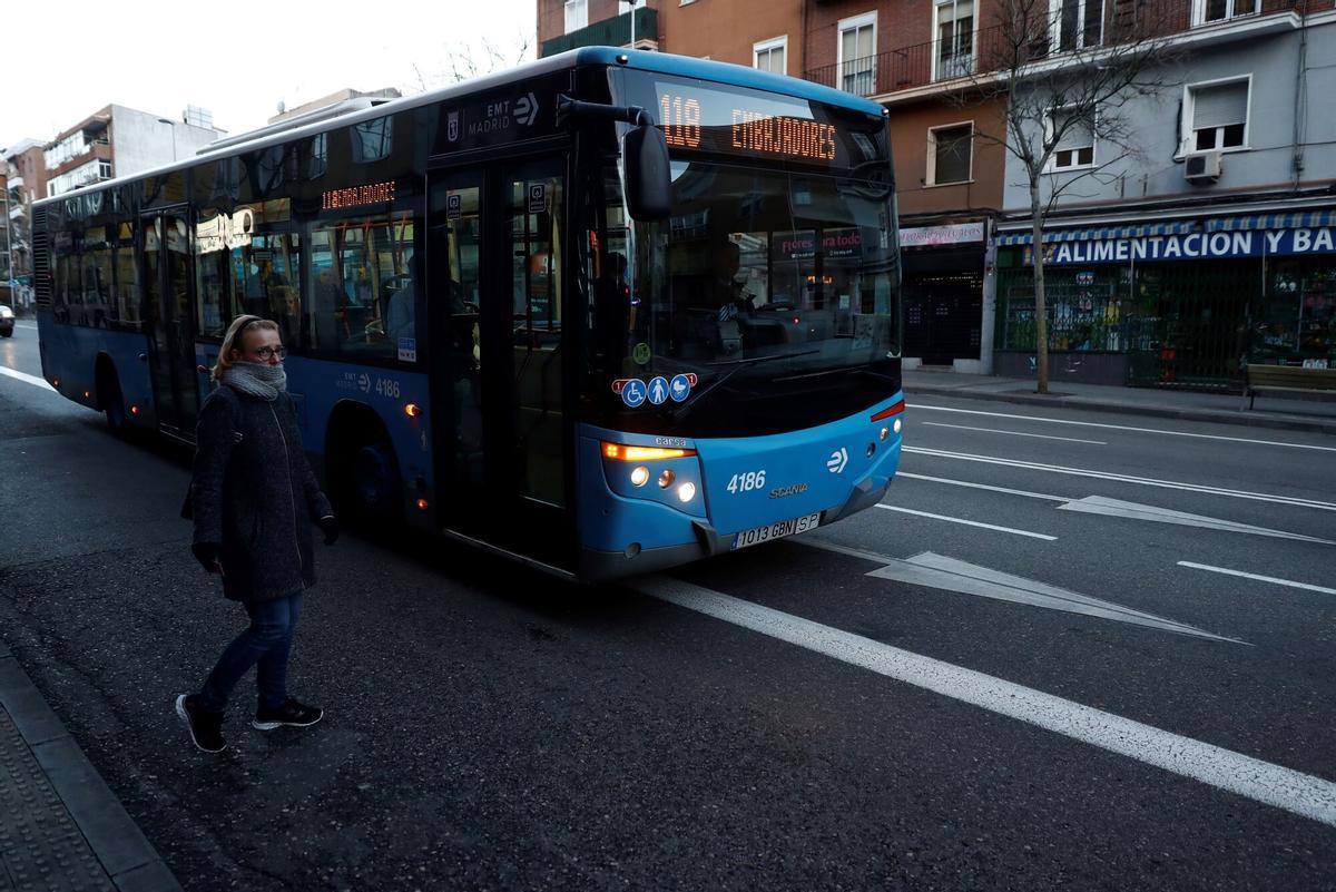 Un autobús circula por una calle de Madrid .EFE/ Mariscal /Archivo