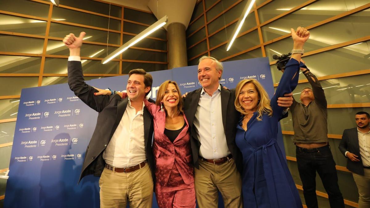 Natalia Chueca, eufórica junto a Azcón en la celebración del resultado de las elecciones.