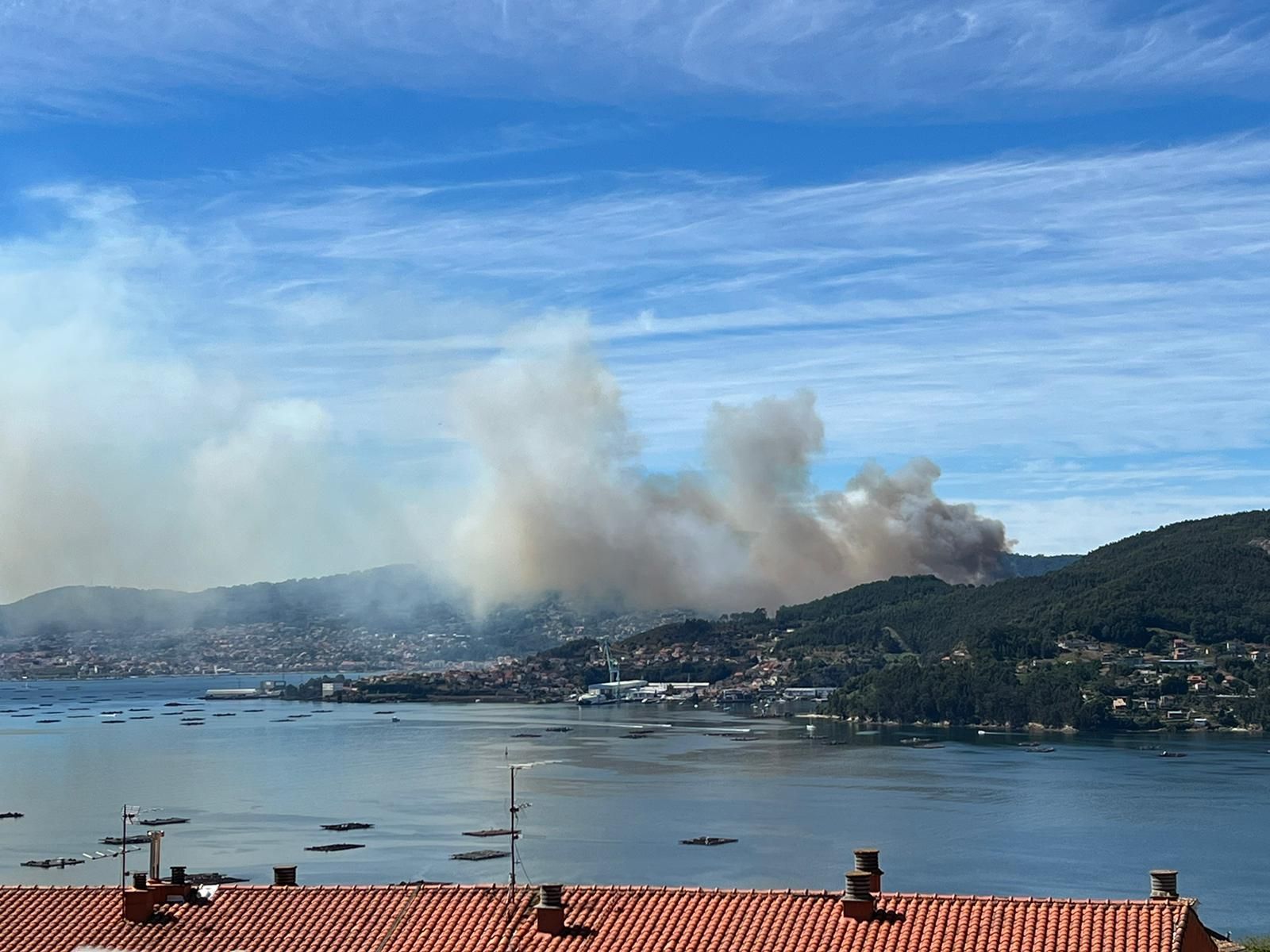 Un incendio en Moaña amenaza a las viviendas