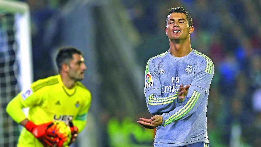 Ronaldo se lamenta de una ocasión fallada, con Adán en segundo término.