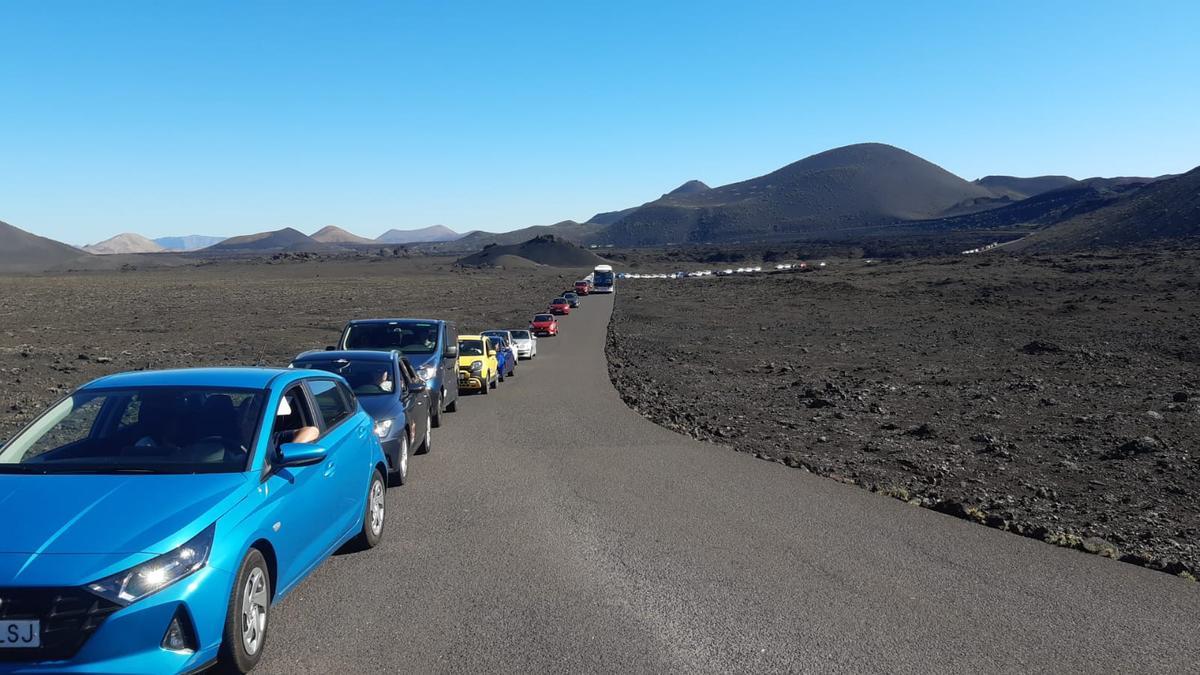 Colas en la carretera del Parque Nacional de Timanfaya en una imagen de archivo.