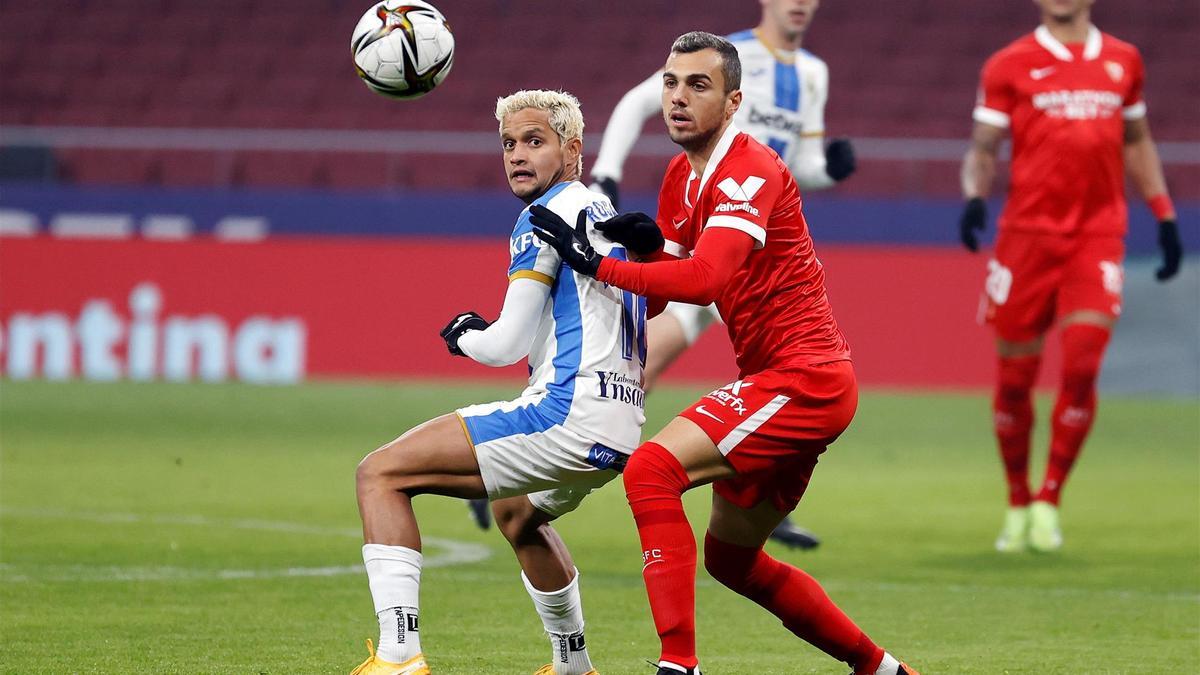 Jordán pugna con Rosales por un balón durante el partido