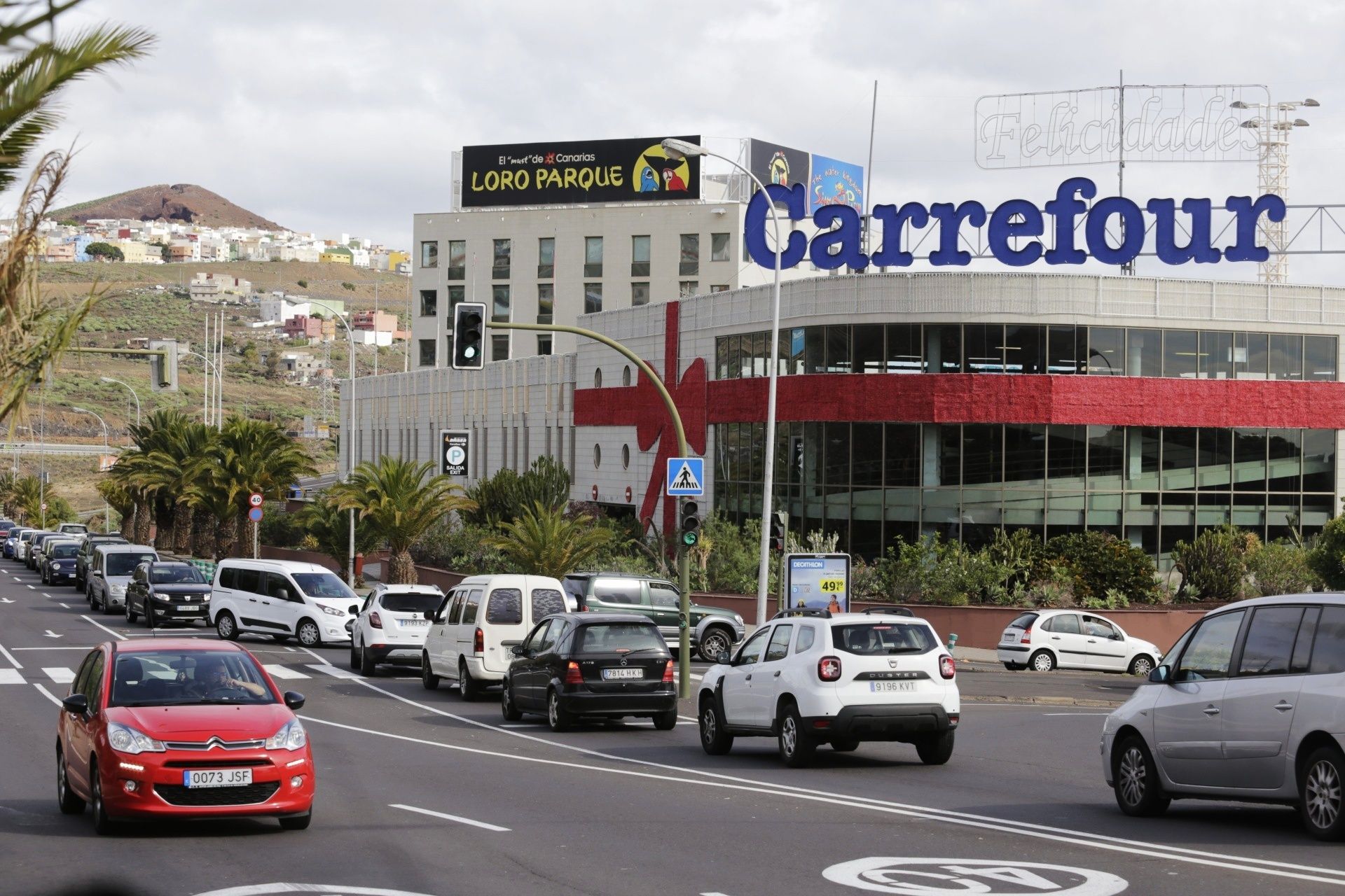 Colas en los comercios y cafeterías de Santa Cruz este sábado.