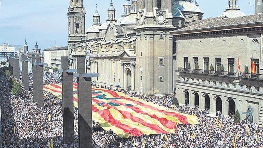 Concentración de miles de personas el 11 de marzo de 2001 en la Plaza del Pilar contra el trasvase del Ebro