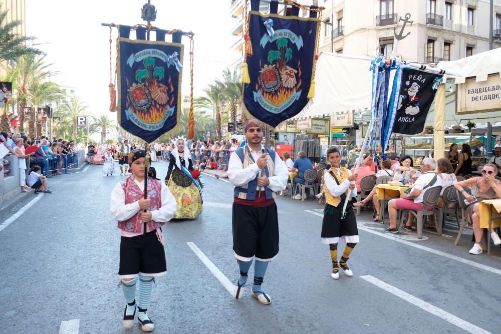 Los festeros aprovechan la Ofrenda para protestar contra la violencia de género con flores y lazos morados