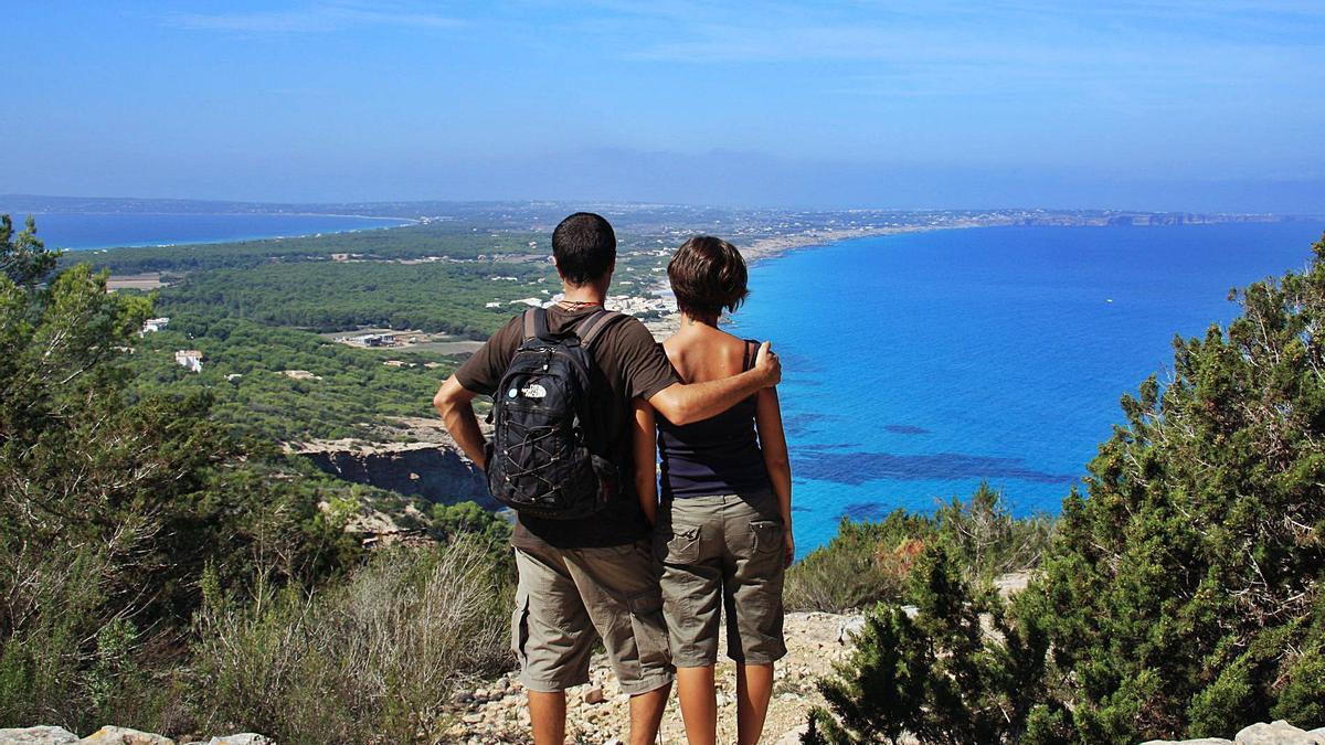 Subir a es Racó de sa Pujada merece la pena por el camino y por la recompensa de divisar gran parte de Formentera. | CARMELO CONVALIA