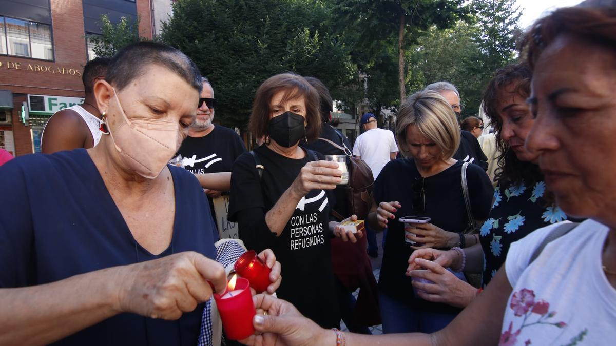 Unas manifestantes encienden las velas en Cáceres.