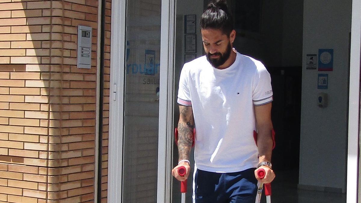 Isco Alarcón a su salida del hospital en muletas tras realizarse las pruebas médicas que determinen el alcance de su lesión.