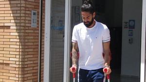Isco Alarcón a su salida del hospital en muletas tras realizarse las pruebas médicas que determinen el alcance de su lesión.