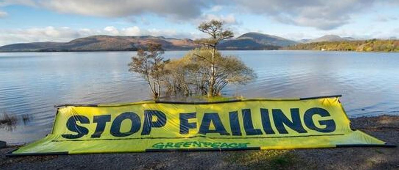 Pancarta de Greenpeacepidiendo que no fallena los políticos del COP26.