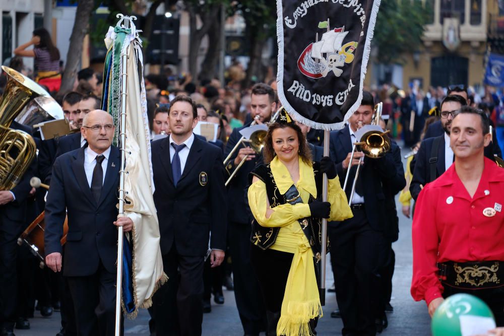 Millones de papelitos sobrevolaron a los miles de eldenses que se apiñaron cerca del castillo de Embajadas para escuchar y cantar el pasodoble Idella, que marca el comienzo de las fiestas