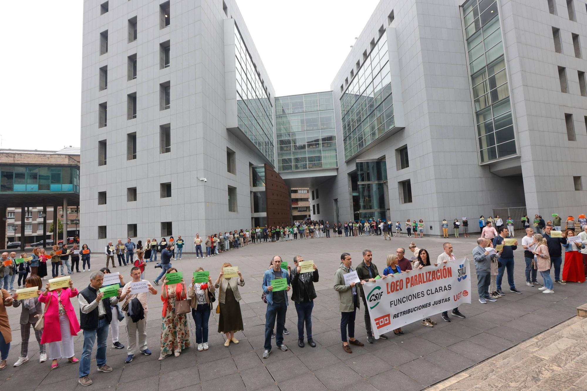 EN IMÁGENES: La huelga de funcionarios, contra viento y marea en Asturias