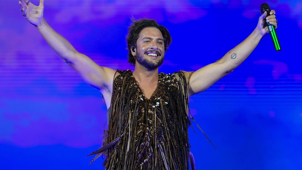 Manuel Carrasco sufre una caída en un concierto en Huelva