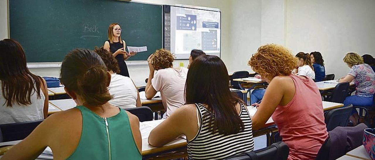 Clase a un grupo de opositores de Enfermería en una academia gallega. // FdV