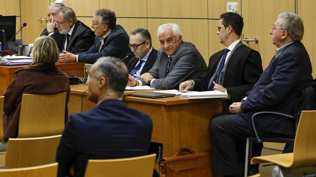 Alfonso Grau (tercero izquierda), Juan E. Santón (tercero derecha) y José Salinas (primero derecha), junto a sus letrados, ayer.