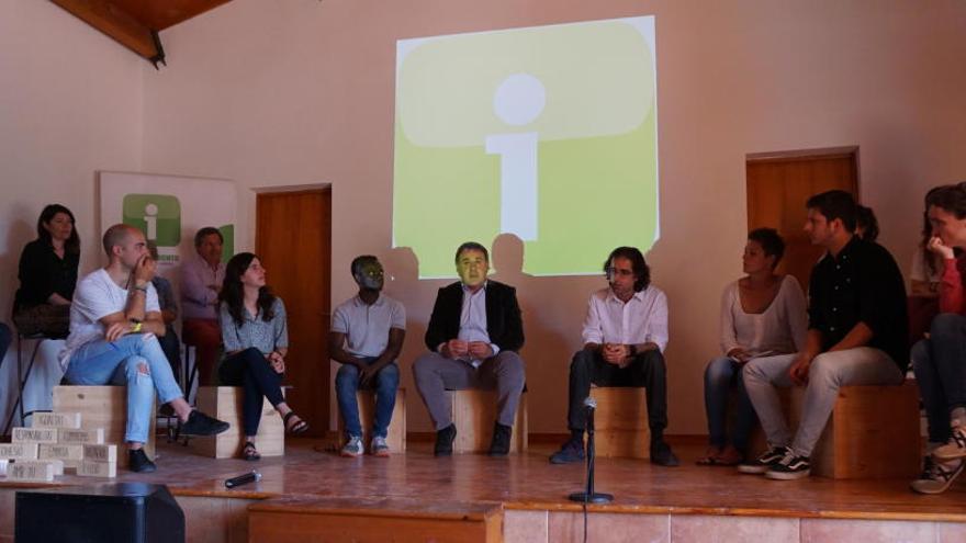 PresentaciÃ³n de la candidatura de los Independents de Puigpunyent i Galilea.