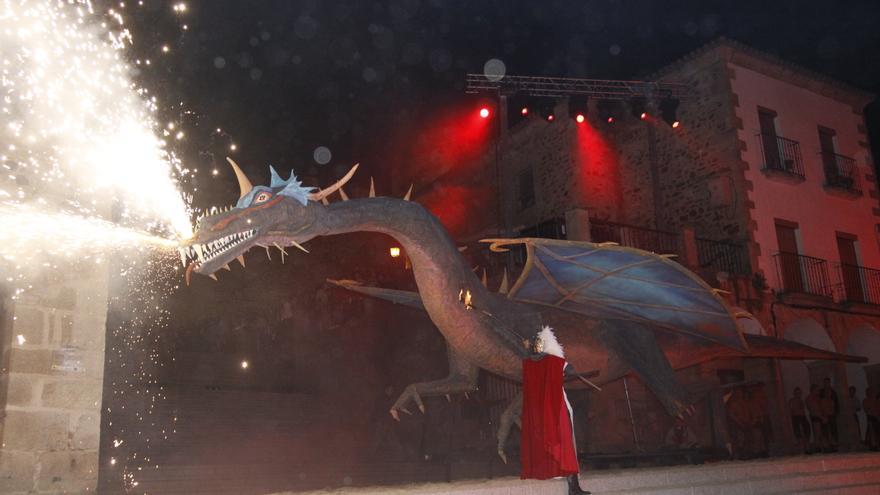 Cáceres: un dragón por todo lo alto, 14 metros de largo y 2.700 participantes