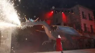 Cáceres: un dragón por todo lo alto, 14 metros de largo y 2.700 participantes