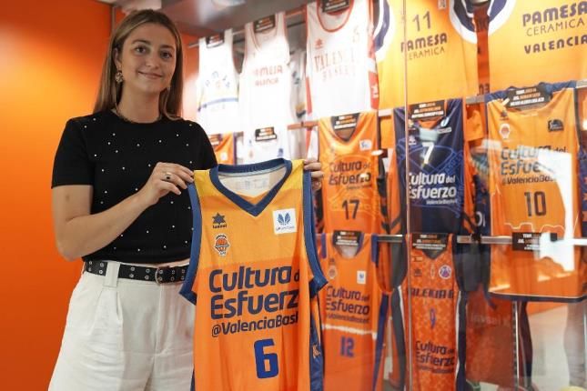 Lorena Segura posa con su '6', el que ha entrado en el Museo de L'Alqueria del Basket