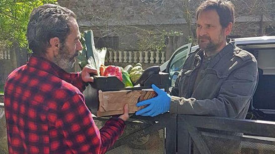 En Jordi de la Rectoria d&#039;Albanyà reparteix productes bàsics.