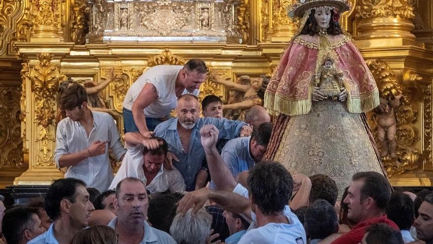 La Virgen del Rocío ya recorre las calles de la aldea antes de su traslado a Almonte