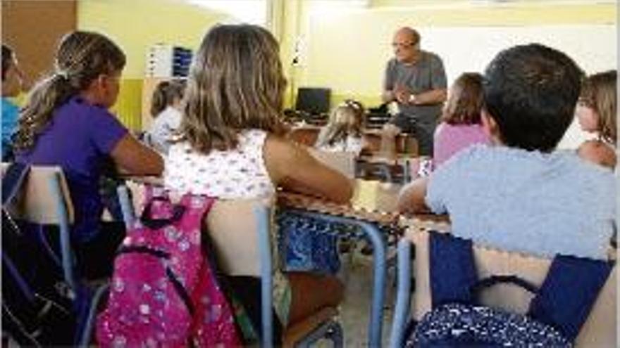 Una aula del col·legi la Vall del Terri, de Cornella del Terri, ahir al matí.