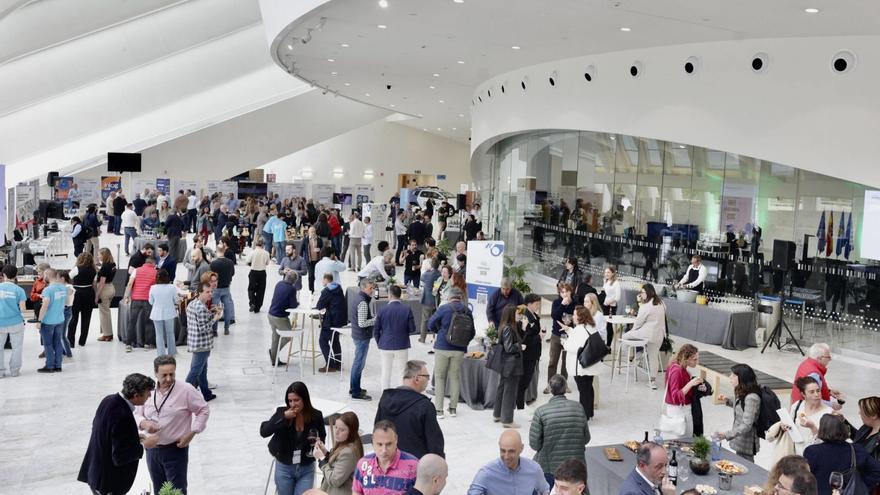 Asistentes al foro, ayer, en el Palacio de Congresos de Oviedo. | IRMA COLLÍN