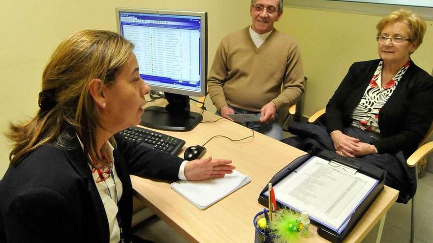 Victoria Aréchaga conversa con dos familiares de un paciente, en una imagen de archivo.