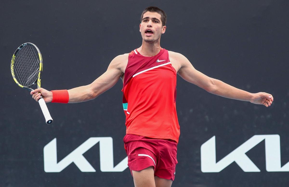 Carlos Alcaraz gana en su debut en Australia